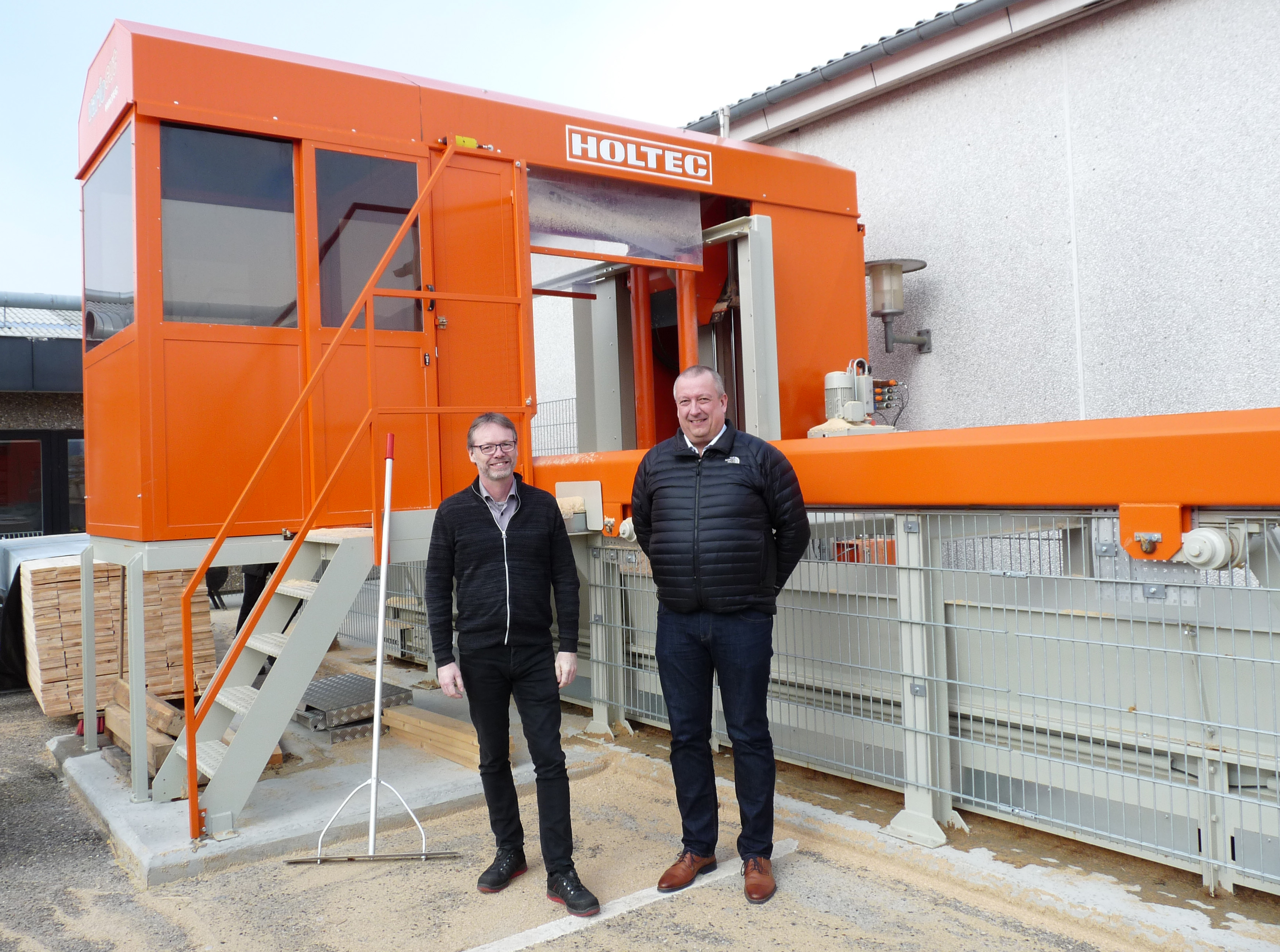 På bildet sees Hardy Vølund sammen med Steen Hansen foran kjedesagen.